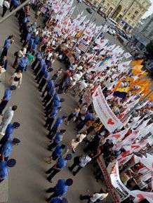 Активисты БЮТ и работники милиции во время акции протеста против утверждения на сессии городского совета новой редакции Устава общины Харькова у здания горсовета, 4 июля 2007 г.