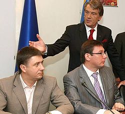 В’ячеслав Кириленко, Юрій Луценко і Віктор Ющенко під час підписання декларації про створення єдиного блоку демократичних сил. Київ, 5 липня