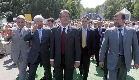 По Донецку Ющенко, как  партийных лидеров советской эпохи, неотступно сопровождал ”руководящий актив”