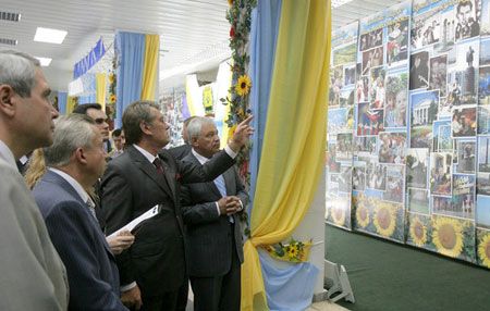 Обязательный пункт программы - выставка достижений области