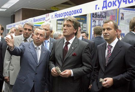 Посмотрите налево, посмотрите направо... Оказывается, экскурсии способны утомить даже привычного к затяжным светским раутам Президента