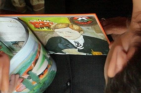 Заглянем через плечо Президента - может, это и не самое лучшее изображение Рината Ахметова, но вполне узнаваемое