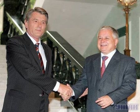 Президент Украины Виктор Ющенко и Президент Польши Лех Качинский во время встречи в с. Гута на Ивано-Франковщине 9 июля обсудили детали подготовки и проведения финальной части футбольного чемпионата Евро-2012