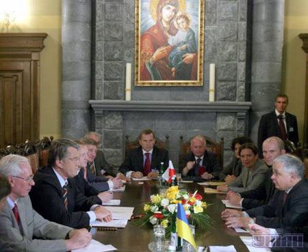 Президент Украины Виктор Ющенко и Президент Польши Лех Качинский во время встречи в с. Гута на Ивано-Франковщине 9 июля обсудили детали подготовки и проведения финальной части футбольного чемпионата Евро-2012.