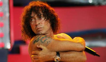 Валерий Леонтьев выступает на торжественной церемонии открытия Международного фестиваля искусств «Славянский базар» в Витебске (Беларусь), 6 июля 2007 г.