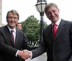 Виктор Ющенко и премьер-министр Венгрии Ференц Дюрчань пожимают друг другу руки во время встречи. Будапешт, 10 июля