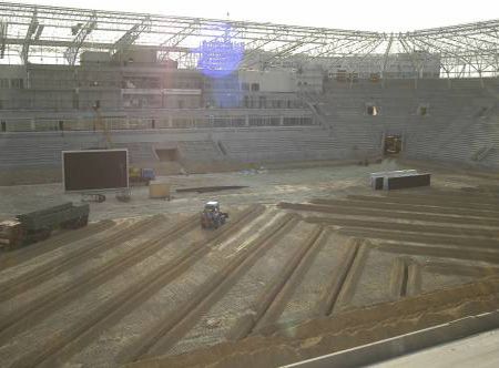 Будущий стадион ФК ”Днепр” в Днепропетровске - единственный в Украине, полностью отвечающий требованиям УЕФА. Мест – 31 тысяча. Срок сдачи – сентябрь 2007 г. Стоимость проекта - 50 млн. долларов.