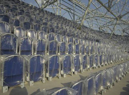 Будущий стадион ФК ”Днепр” в Днепропетровске - единственный в Украине, полностью отвечающий требованиям УЕФА. Мест – 31 тысяча. Срок сдачи – сентябрь 2007 г. Стоимость проекта - 50 млн. долларов.