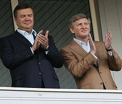 Віктор Янукович і Рінат Ахметов аплодують футболістам ”Шахтаря” за забитий гол у ворота ”Динамо”. Донецьк, 15 липня