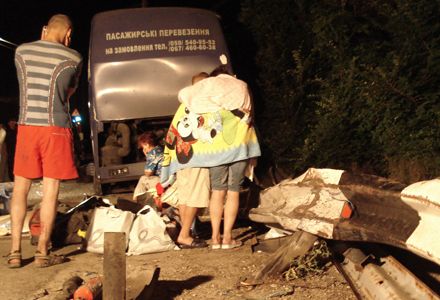 Аварія автобуса в Алушті: обшивку здерло разом з пасажирами (фото)