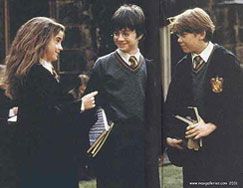 Емма Уотсон, яка зіграла у фільмах про Гаррі Поттера Герміону Грейнджер, уклала угоду з відомим французьким будинком мод Chanel на демонстрацію його одягу.