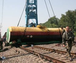 Сотрудники МЧС на месте техногенной аварии во время поднятия цистерн у с. Ожидов (Львовская обл.), 20 июля 2007 г.
