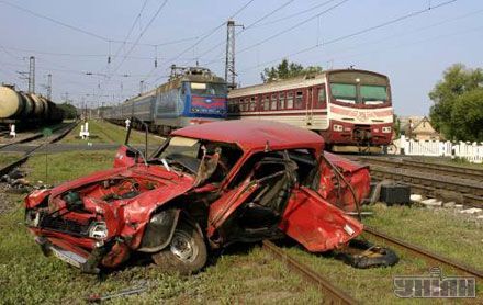 Розбитий автомобіль ”москвич” стоїть на рейках залізничної станції Васильків в селі Калинівка, 23 липня 2007 р.