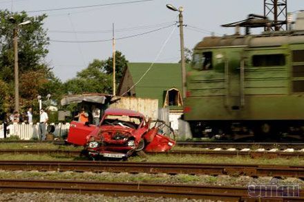 Розбитий автомобіль ”москвич” стоїть на рейках залізничної станції Васильків в селі Калинівка, 23 липня 2007 р.
