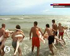 Россияне состязались в заплыве на резиновых женщинах