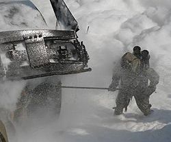 Співробітники МНС гасять пожежу, що виникла при підйомі цистерн з жовтим фосфором на місці техногенної катастрофи на Львівщині. 23 липня
