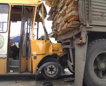 В Киеве маршрутка врезалась в ”КамАЗ”: 8 раненых (фото)