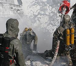 Сотрудники МЧС гасят пожар, который возник при подъеме цистерн с желтым фосфором на месте техногенной катастрофы на Львовщине. 23 июля