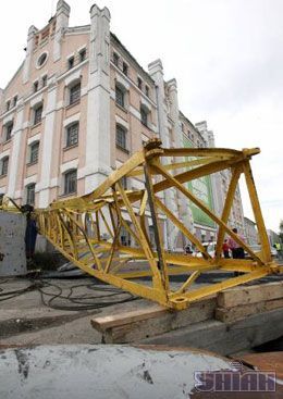Падение крана со стройплощадки на проезжую часть, на улице Набережно-Крещатицкой 17/2, Киев, 26 июля 2007 г.