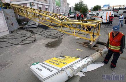 Падение крана со стройплощадки на проезжую часть, на улице Набережно-Крещатицкой 17/2, Киев, 26 июля 2007 г.