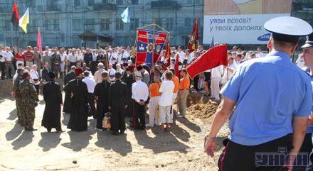 Активисты Украинского казачества проводят митинг, протестуя против установки памятника российской императрице Екатерине II, в центре Одессы, 26 июля 2007 г.