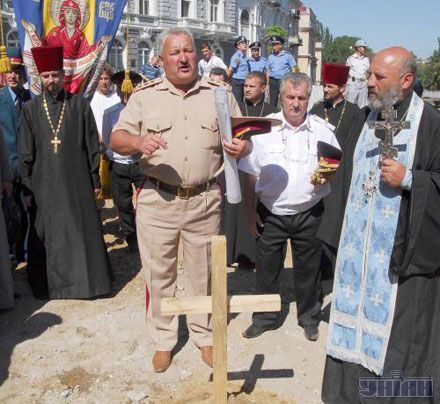 Активисты Украинского казачества установили освящённый крест на месте, где они требуют строить казацкую церковь вместо планируемого памятника российской императрице Екатерине II, в центре Одессы, 26 июля 2007 г.