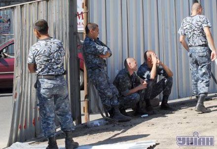 Оттеснённые охранники наблюдают за митингом активистов Украинского казачества, которые протестуют против установки памятника российской императрице Екатерине II, в центре Одессы, 26 июля 2007 г.