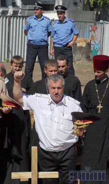 Активисты Украинского казачества установили освящённый крест на месте, где они требуют строить казацкую церковь вместо планируемого памятника российской императрице Екатерине II, в центре Одессы, 26 июля 2007 г.