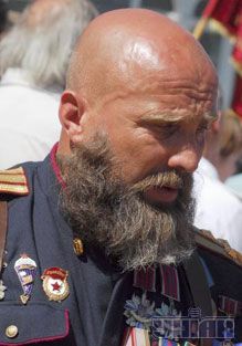 Участники митинга, который провели активисты Украинского казачества, протестуя против установки памятника российской императрице Екатерине II, в центре Одессы, 26 июля 2007 г.