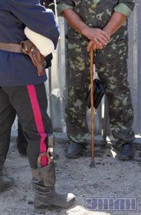 Участники митинга, который провели активисты Украинского казачества, протестуя против установки памятника российской императрице Екатерине II, в центре Одессы, 26 июля 2007 г.