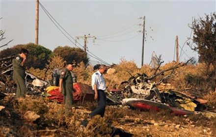 Пожарный самолет врезался в дыму в склон горы на о. Эвбея, Греция; оба летчика погибли. (AP Photo)