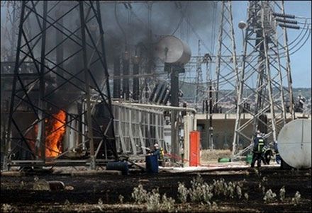 Лесной пожар достал территорию электроподстанции в Фессалониках на севере Греции. (Photo AFP)