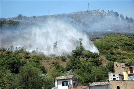 Пожар близ с. Аччиано в центральной Италии. (AP Photo)