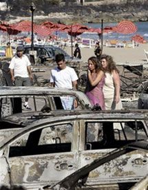 Сгоревшие машины в кемпинге Сан-Никола близ г. Пескичи (полуостров Гаргано на Адриатическом побережье Италии), где сотни туристов и жителей вынуждены были оставить дома при приближении сильного пожара; четыре человека погибли. (AP Photo)