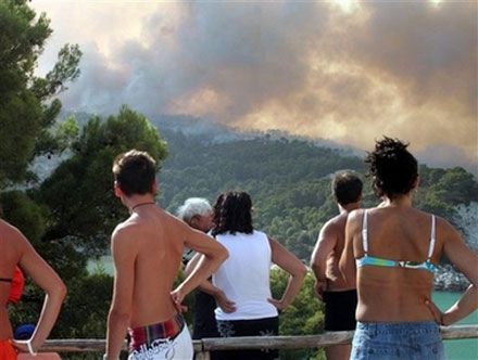 Пожар близ г. Пескичи (полуостров Гаргано на Адриатическом побережье Италии), где сотни туристов и жителей вынуждены были оставить дома при приближении сильного пожара. (AP Photo)