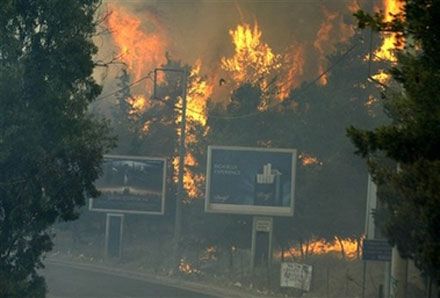 Лесной пожар на горе Гиметт (Имиттос) близ Афин. (AP Photo)