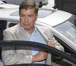 Тарас Стецькив садится в авто после пресс-конфереции в УНИАН. Киев, 27 июля