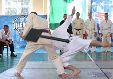 Украинские военные принимают участие в открытом чемпионате аэромобильных войск по рукопашному бою по случаю 15-й годовщины со дня создания аэромобильных войск ВСУ, 28 июля 2007 г.