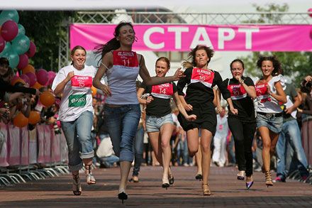 28 липня 2007 р. в п`ятьох містах Росії відбувся ”Забіг на шпильках”. За умовами змагання учасниці мали пробігти сто метрів на підборах не нижче 9 сантиметрів.