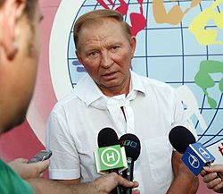 Леонід Кучма відповідає на запитання журналістів під час фестивалю ”Змінимо світ на краще”. «Артек» (Крим), 28 липня