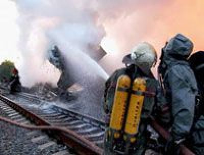 Сотрудники МЧС гасят пожар, возникший в результате падения и возгорания железнодорожных цистерн с жёлтым фосфором