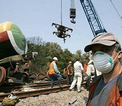 Сотрудники МЧС поднимают цистерны с желтым фосфором на месте техногенной аварии во Львовской области. 19 июля