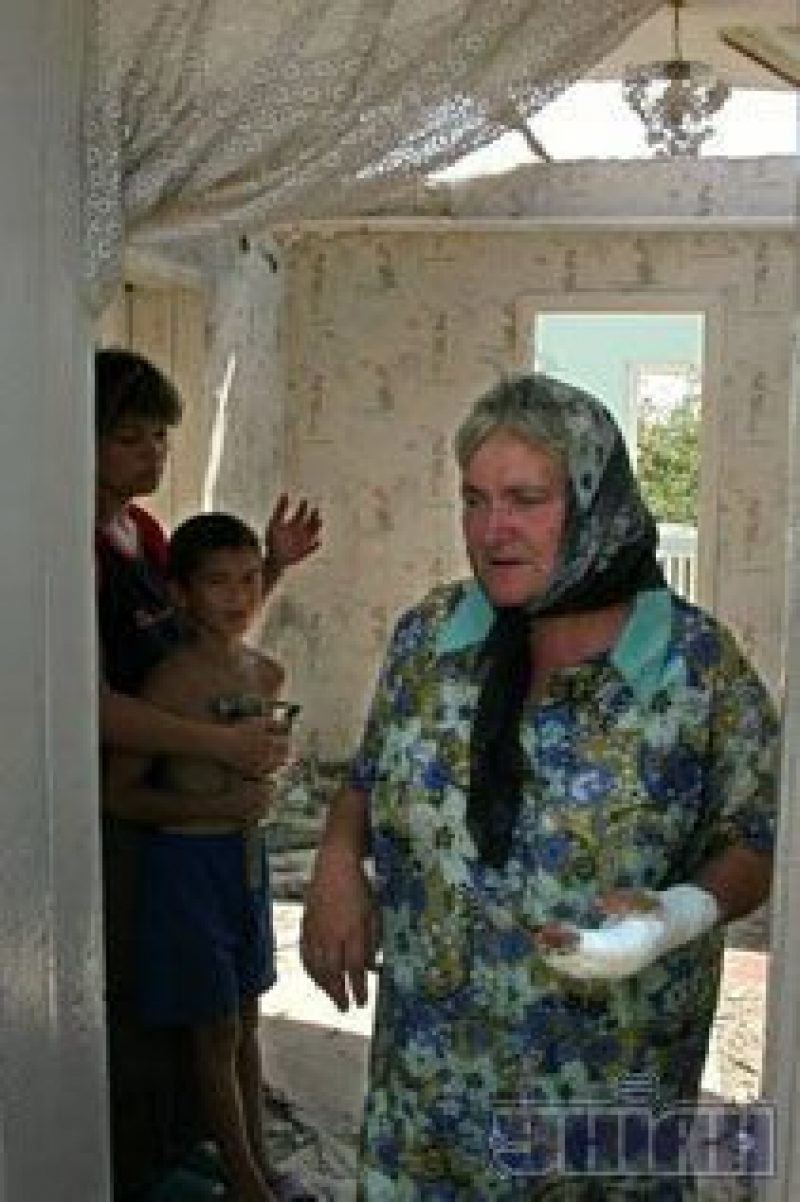 Местные жители в разрушенном ураганом собственном доме в с. Силец Волынской обл., 24 июля 2007 г.