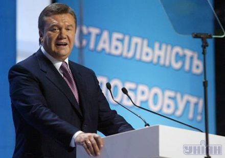 У Януковича появился новый помощник - суфлер (чудо техники из двух абсолютно прозрачных пластин и лазерного проектора. Виртуозная штучка. Раньше подобное видели только у Путина и Буша.