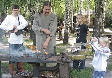 5-летняя Аня помогает кузнецам