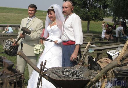 А кто-то и на свадьбе кузнечничает