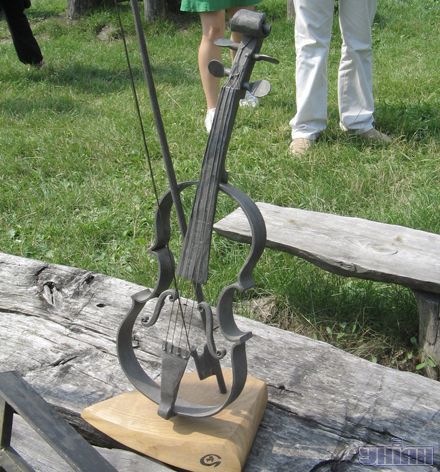 Такая скрипка не играет, но выглядит не хуже настоящей