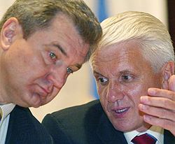 Владимир Литвин общается с Сергеем Гриневецким во время Межпартийного съезда блока. Киев, 7 августа