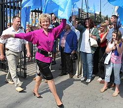 От так лідерка регіоналів Раїса Богатирьова йшла здавати списки до ЦВК. Весело. З вогником... Київ, 7 серпня 