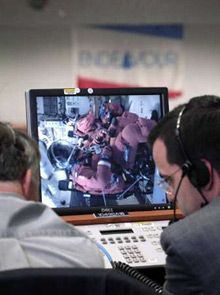 Члени екіпажу Ендевора на моніторингу в Космічному центрі НАСА ім. Кеннеді (Reuters/NASA)